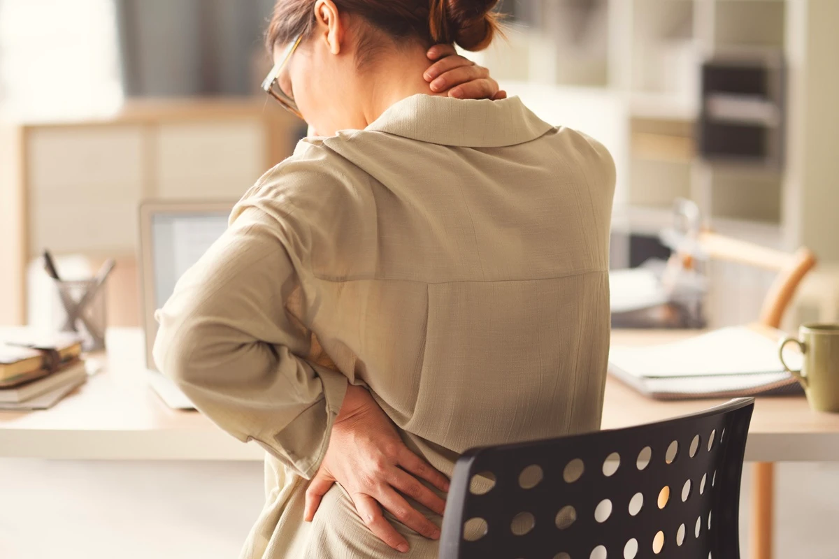 4 Práticas de Alongamento no Escritório para Combater a Dor nas Costas