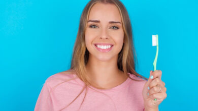 5 Indicativos de que Chegou o Momento de Substituir Sua Escova de Dentes