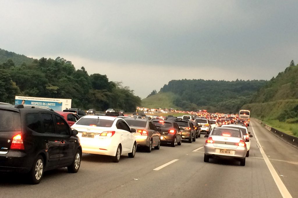 Acidente na Rodovia Bandeirantes Resulta em Ferido em Estado Grave