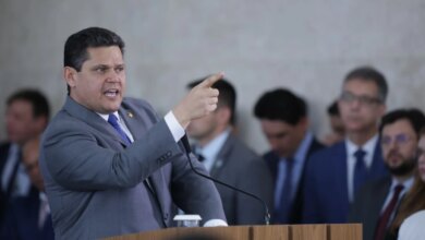 Alcolumbre denuncia "ataques constantes às instituições"