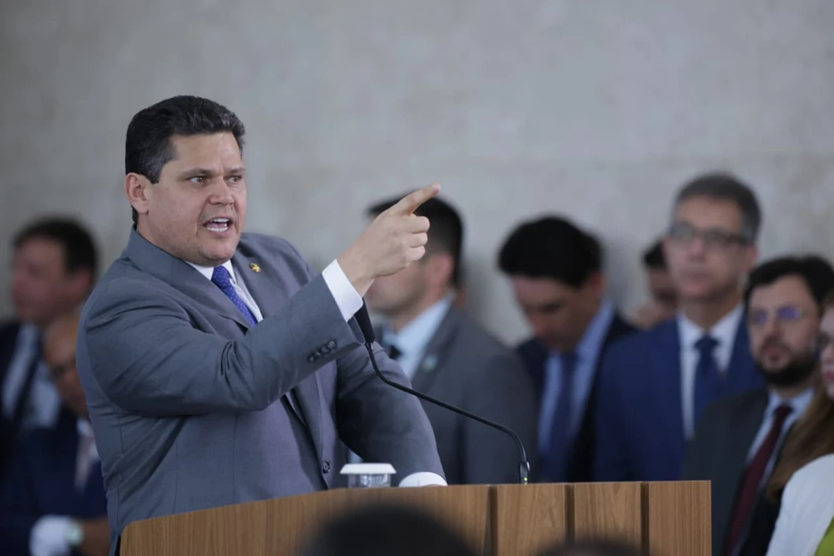 Alcolumbre denuncia "ataques constantes às instituições"