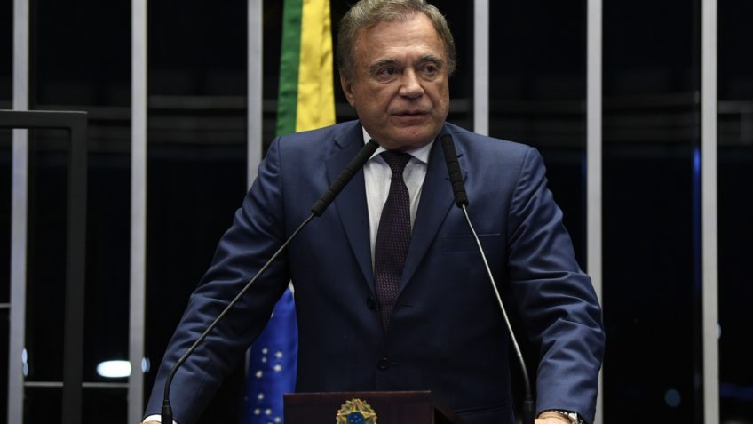 Álvaro Dias é o favorito na corrida senatorial do Paraná