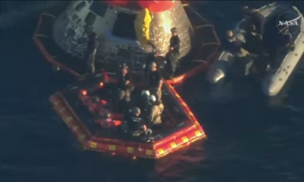 Assista ao emocionante resgate dos astronautas da Artemis II da cápsula espacial!