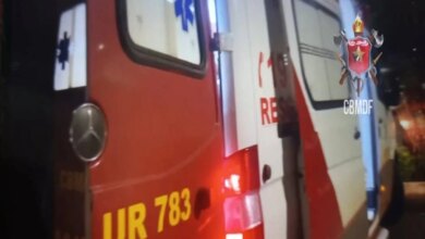 Caminhão colide com carro, atinge residência e causa 1 morte e 4 feridos.