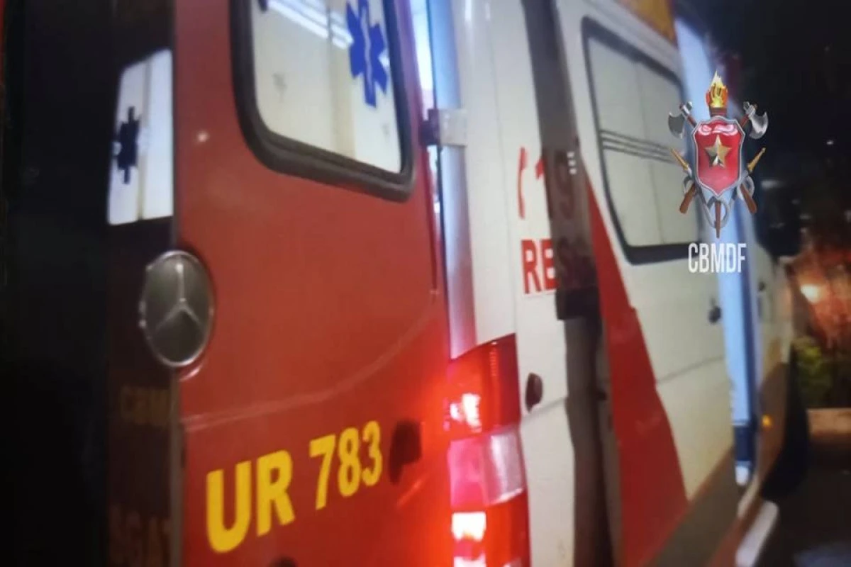 Caminhão colide com carro, atinge residência e causa 1 morte e 4 feridos.