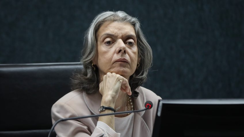Cármen Lúcia aborda conflito no STF e afirma: "Estou agindo corretamente"