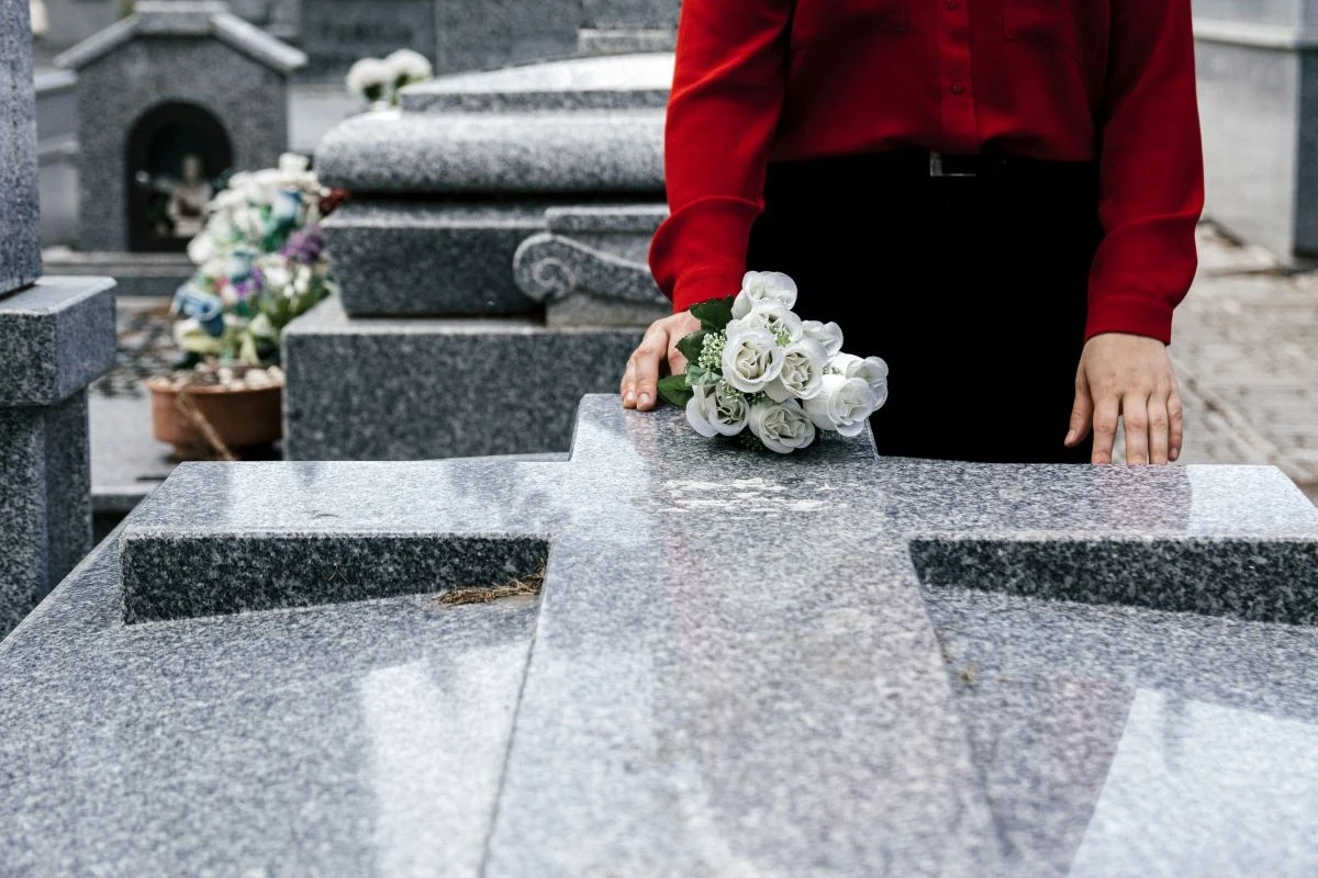 Cemitério pode exumar restos mortais de 269 famílias devido a pendências financeiras