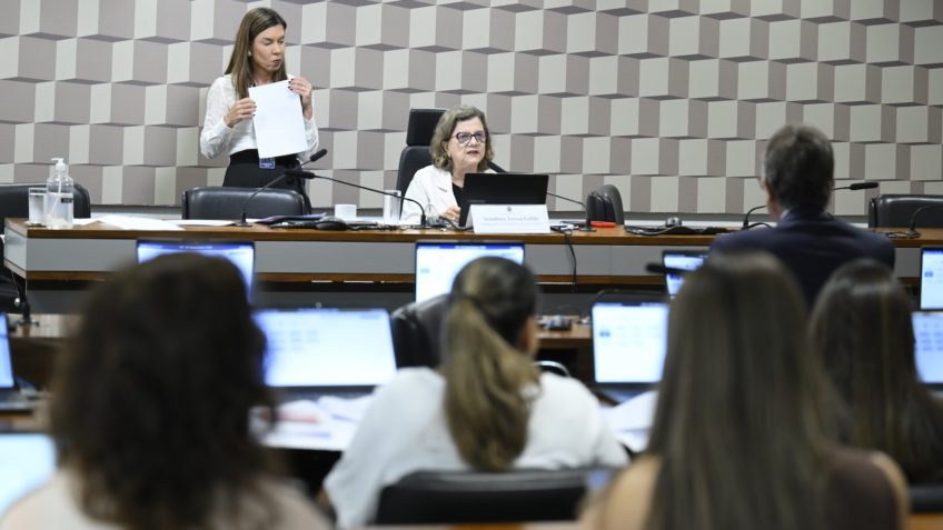 Comissão Aprova Novas Diretrizes para a Educação Domiciliar
