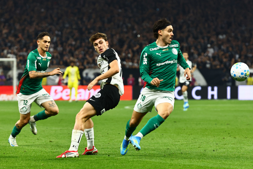 Corinthians e Palmeiras Empatam em Confronto Intenso com Pouca Criatividade no Brasileiro