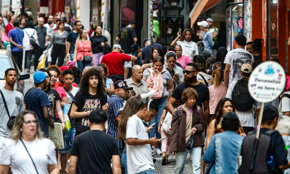 Crescimento Acelerado da População Brasileira Diminui, Enquanto Envelhecimento se Intensifica