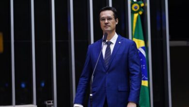 Deltan fica em segundo lugar nas pesquisas, mas continua inelegível