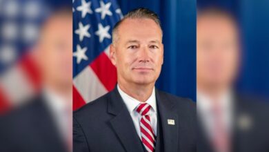 Diretor Interino do ICE Anuncia Saída em Maio