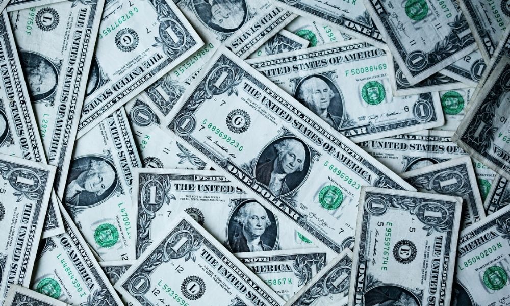 Dólar despenca e atinge menor valor, encerrando a sexta-feira em R$ 4,98 com reabertura de Ormuz