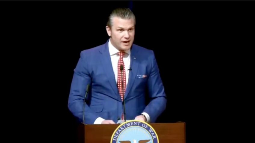 Ex-Secretário de Trump Invoca Oração Icônica de "Pulp Fiction" em Sermão Impactante