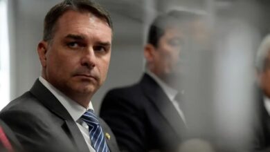 Flávio Bolsonaro Confronta Lula e o Chamam de "Produto Fora de Validade"