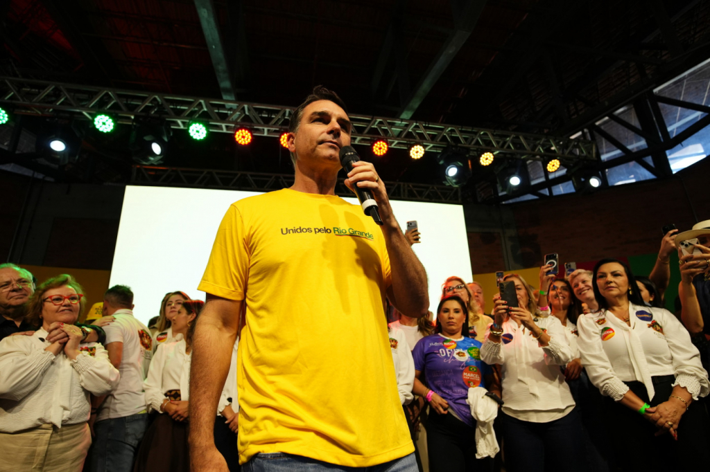 Flávio afirma que não só Bolsonaro, mas todos os perseguidos também subirão a rampa do Planalto