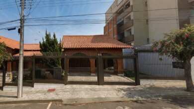 Homem ergue muro de 13m para bloquear vistas de janelas de prédio vizinho em MG
