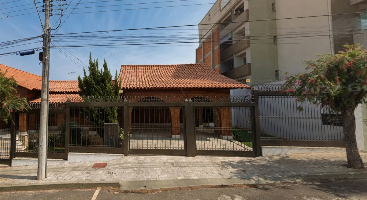 Homem ergue muro de 13m para bloquear vistas de janelas de prédio vizinho em MG