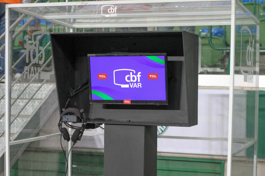 Impacto do VAR no Futebol: Puxão de Cabelo e Mão na Genitália em Destaque