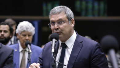 Lindbergh desconsidera Datafolha e reafirma confiança na reeleição de Lula