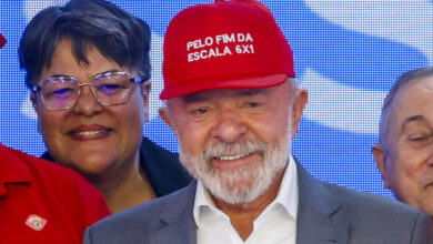 Lula usa boné em protesto contra o 6 x 1 durante encontro com centrais sindicais