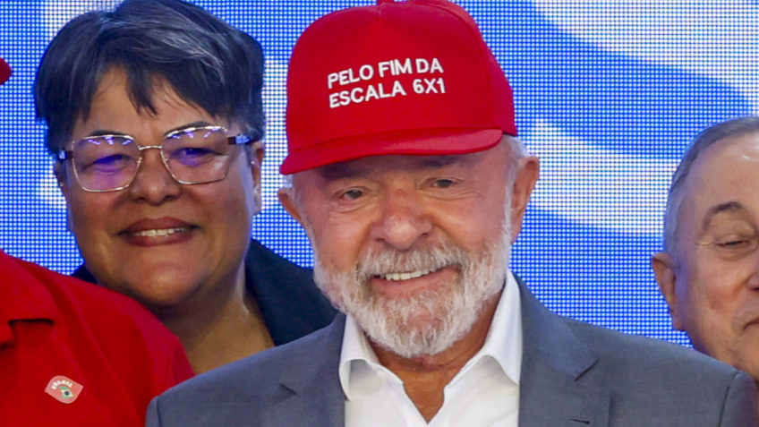 Lula usa boné em protesto contra o 6 x 1 durante encontro com centrais sindicais