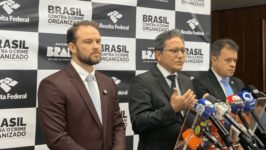 Meia Tonelada de Armas dos EUA Apreendidas pela Receita Federal