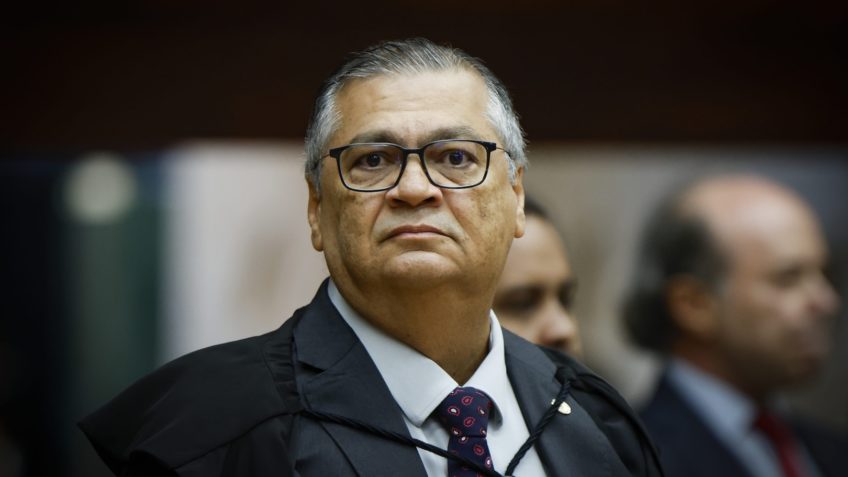 Moraes exige devolução de equipamentos de jornalista que criticou Dino