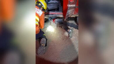 Motociclista se lesiona ao colidir e parar sob veículo no DF