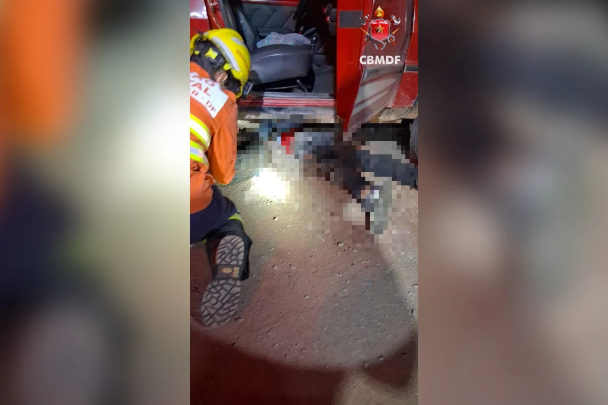 Motociclista se lesiona ao colidir e parar sob veículo no DF