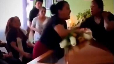 Namorada e Ex se Enfrentam em Discussão Sobre Caixão de Homem Descoberto; Assista ao Vídeo!