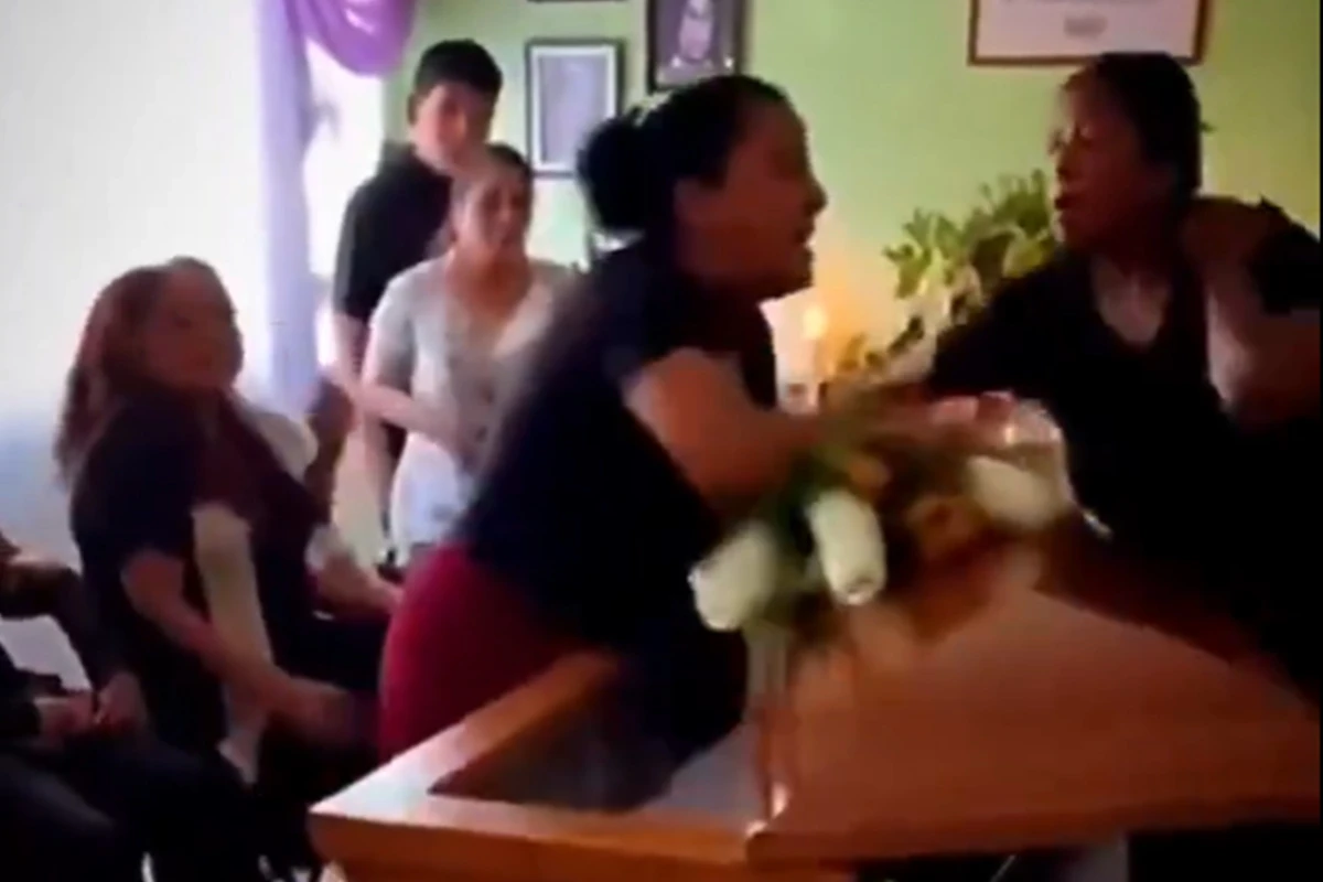 Namorada e Ex se Enfrentam em Discussão Sobre Caixão de Homem Descoberto; Assista ao Vídeo!