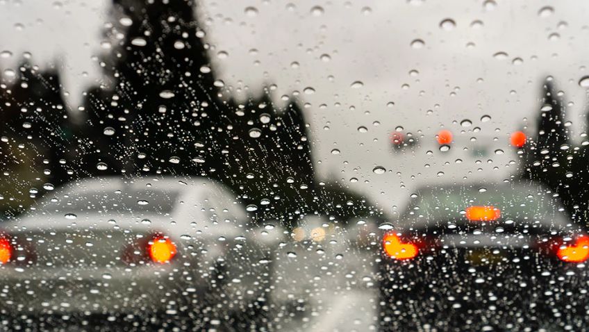 O segredo que 90% dos motoristas desconhecem para eliminar o embaçamento dos vidros na chuva