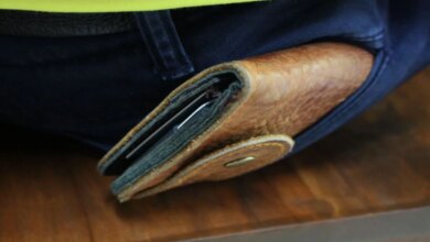 Os Perigos de Carregar a Carteira no Bolso: Entenda a Síndrome da Carteira