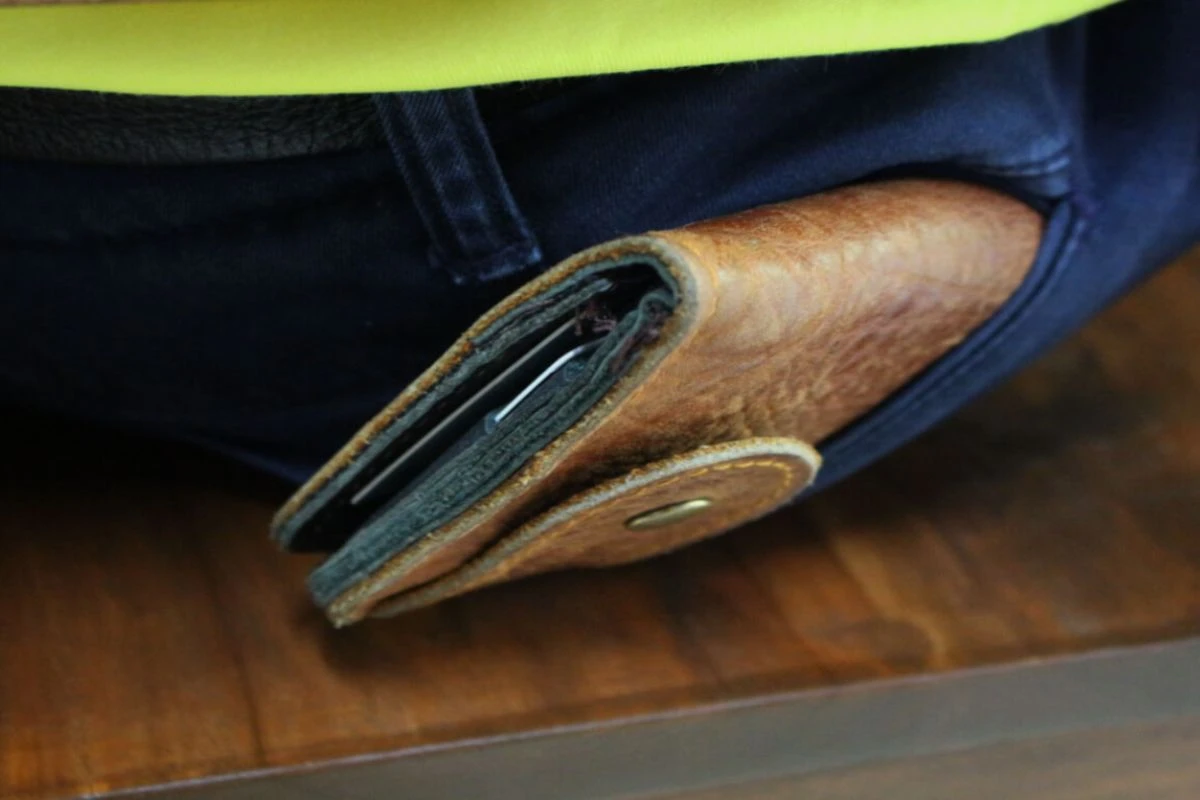 Os Perigos de Carregar a Carteira no Bolso: Entenda a Síndrome da Carteira