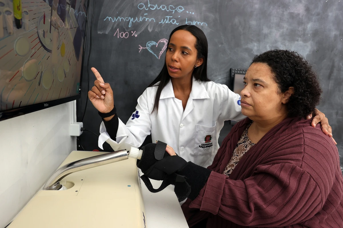 Pacientes Se Reabilitam Após AVC com o Auxílio de Robôs e Jogos Interativos