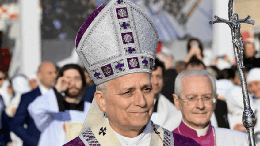 Papa rejeita convite para "debater" com Trump