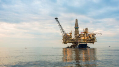 Petróleo Atinge Alta de Quase 8% com Ação dos EUA em Ormuz