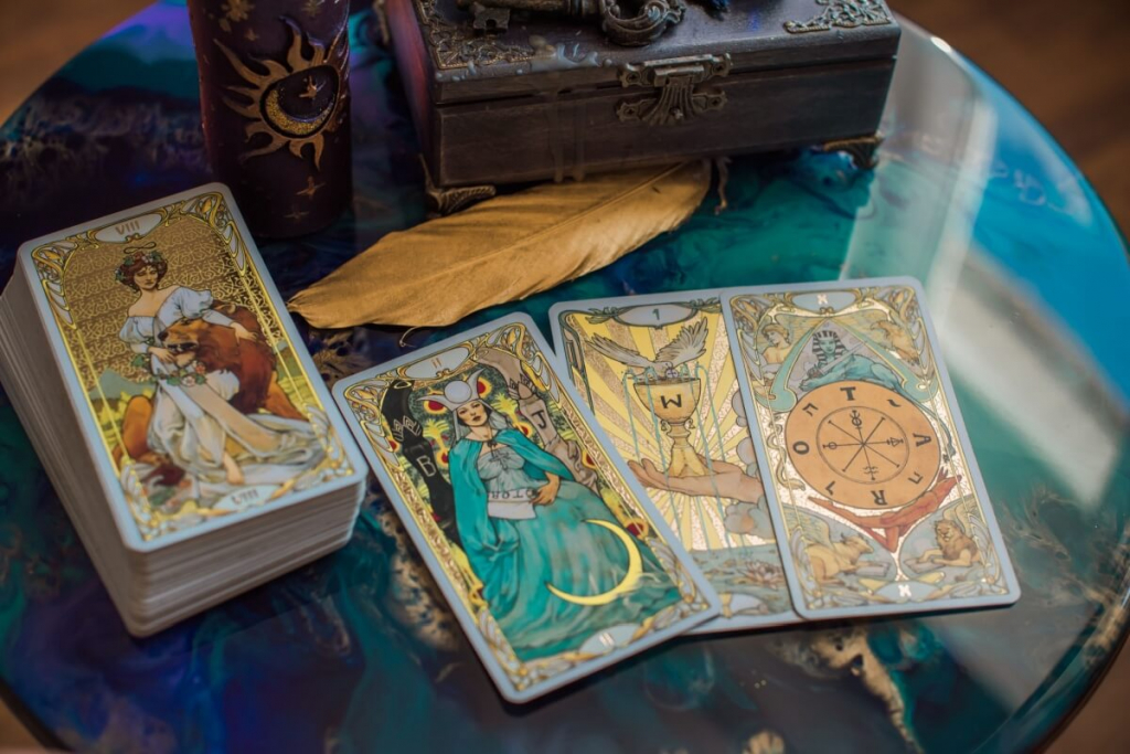 Previsões de Tarot para os 12 Signos: Seu Guia Diária em 11 de Abril de 2026